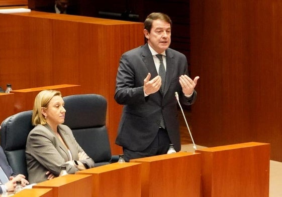 El presidente de la Junta, Alfonso Fernández Mañueco, durante su intervención en la primera sesión del Pleno de las Cortes de Castilla y León.