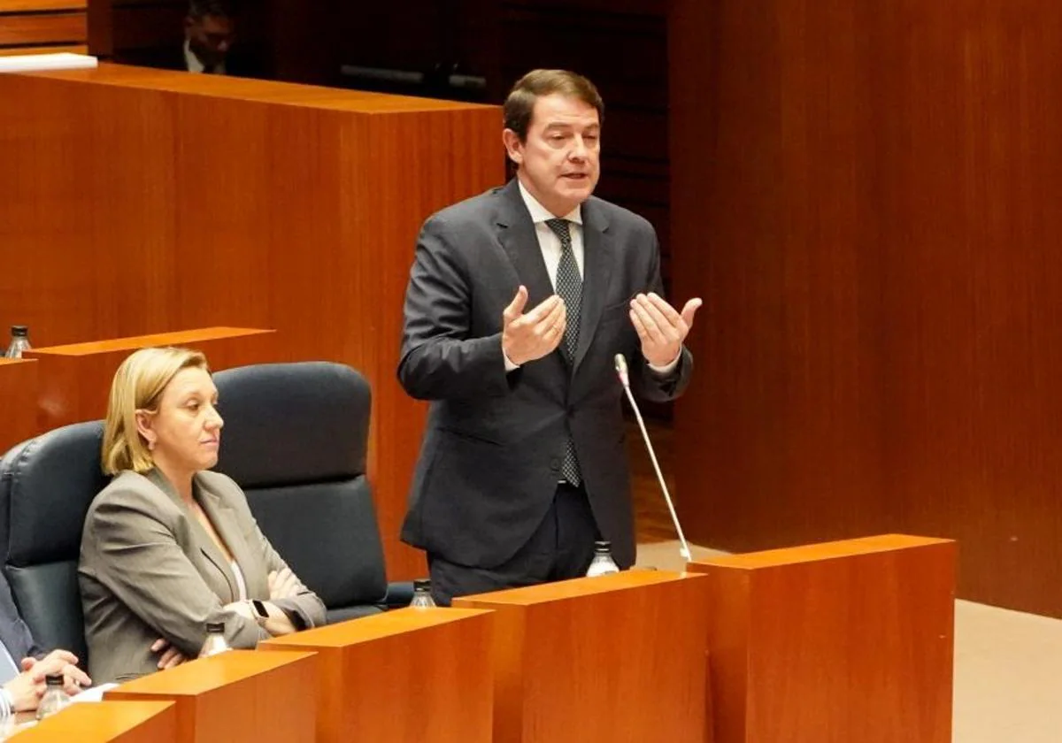 El presidente de la Junta, Alfonso Fernández Mañueco, durante su intervención en la primera sesión del Pleno de las Cortes de Castilla y León.