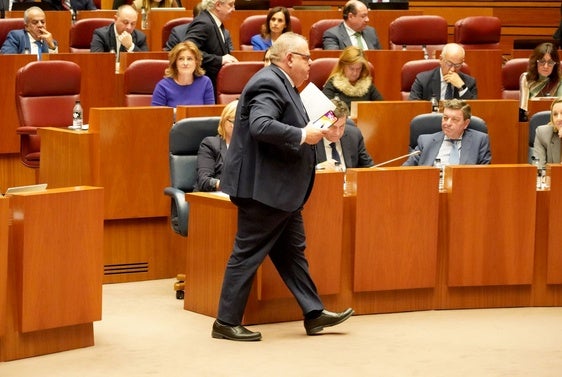 El consejero de Sanidad, Alejandro Vázquez, durante la primera sesión del Pleno de las Cortes de Castilla y León