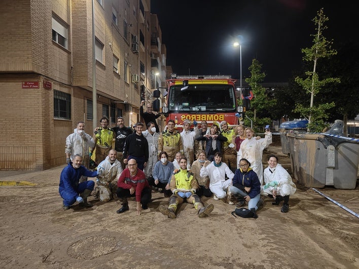 Imagen de los Bomberos de León con los vecinos de Paiporta.