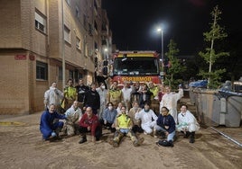 Imagen de los Bomberos de León con los vecinos de Paiporta.