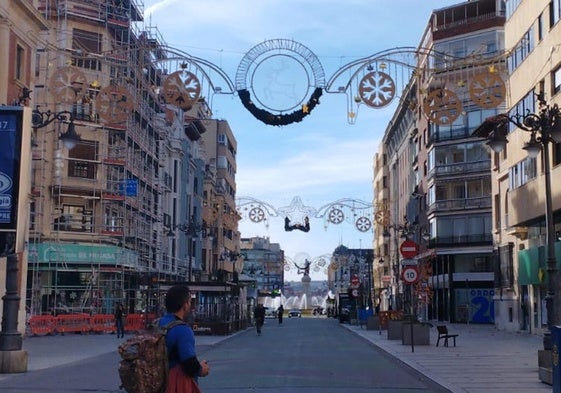 Las luces de Navidad regresan a Ordoño II tras caer encima de un viandante