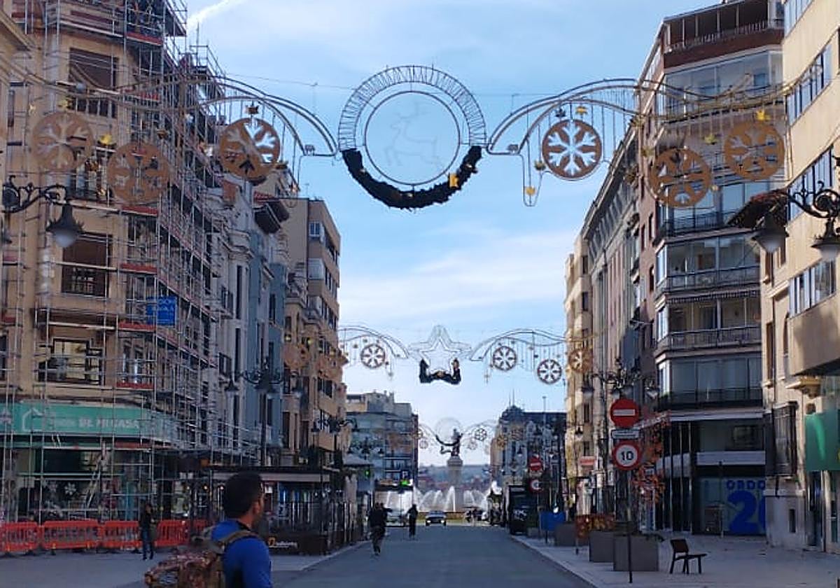 Las luces de Navidad regresan a Ordoño II tras caer encima de un viandante