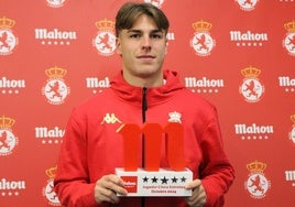 Álvaro Martínez posa con su premio 'Jugador Cinco Estrellas' del mes de octubre.