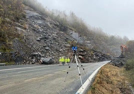 Continúan los trabajos para retirar el argayo de la autopista del Huerna (AP-66).