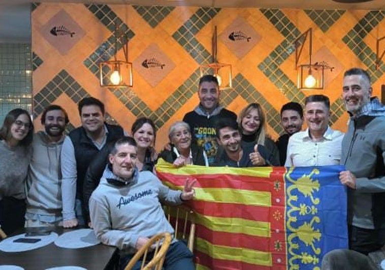 Despedida de Valencia de los agentes voluntarios de León; en el centro María, vecina de Picanya.