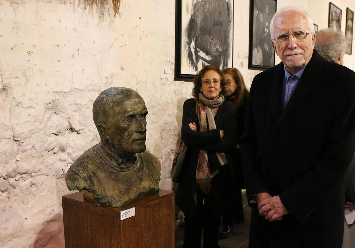 Luis Mateo Díez junto a una de las obras de la exposición.