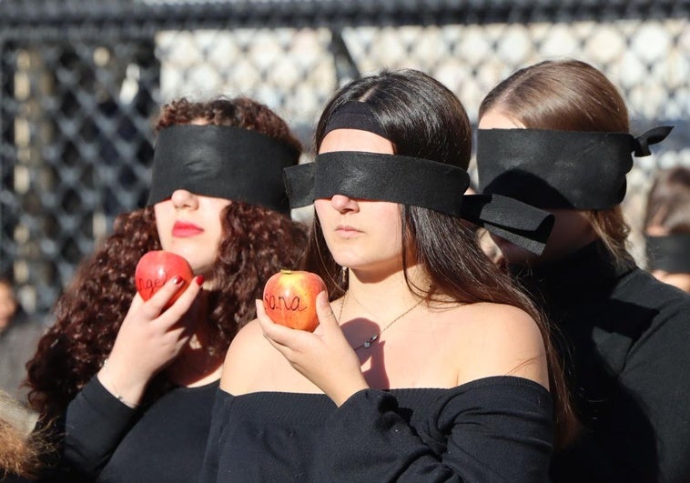 Alumnas de la Escuela de Arte durante la performance.