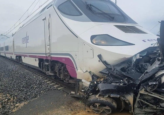 Estado en el que quedó el vehículo tras ser arrollado por el tren.