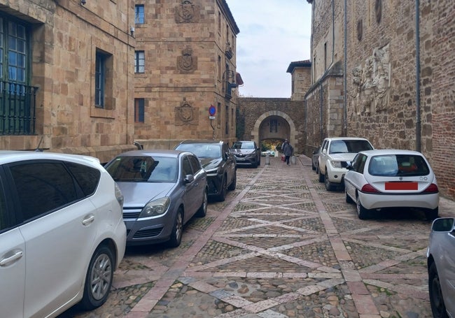 Calle de las Cien Doncellas. En la fachada derecha, el relieve de la Anunciación. 2024.