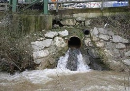 Tubería que desagua las filtraciones de la variante a un ritmo de 280 litros por segundo.