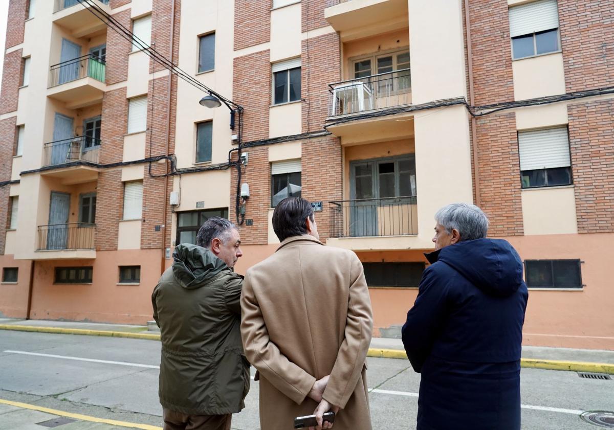 Imagen principal - El Edificio Blanco de Cela de Astorga revivirá para acoger ocho viviendas