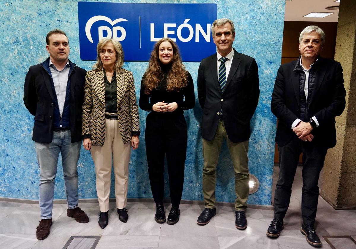 El PP de León celebra la mesa redonda 'Educación y Conciliación en el medio rural'.