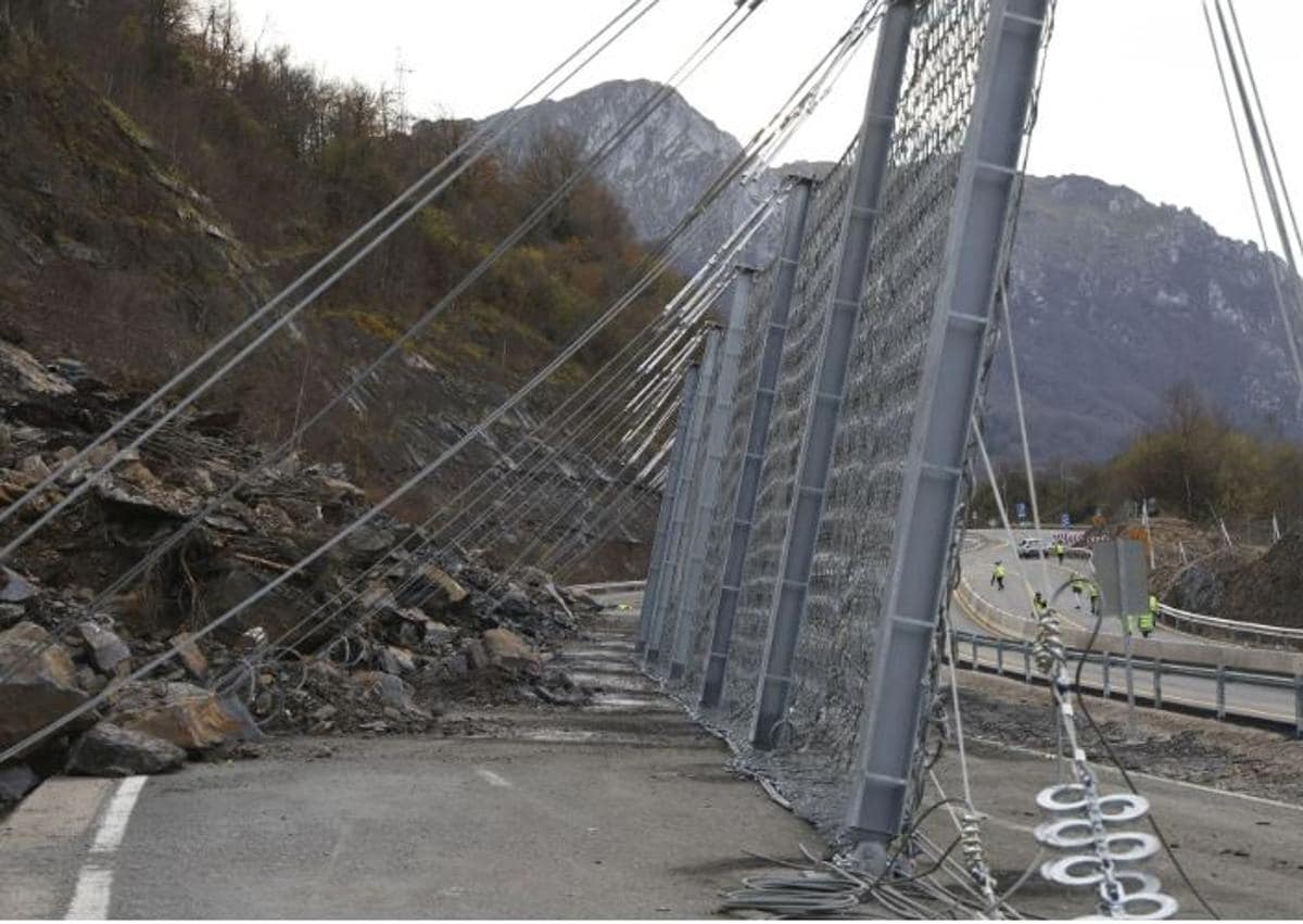 Imagen secundaria 1 - La autopista entre León y Asturias reabre a 40 kilómetros por hora