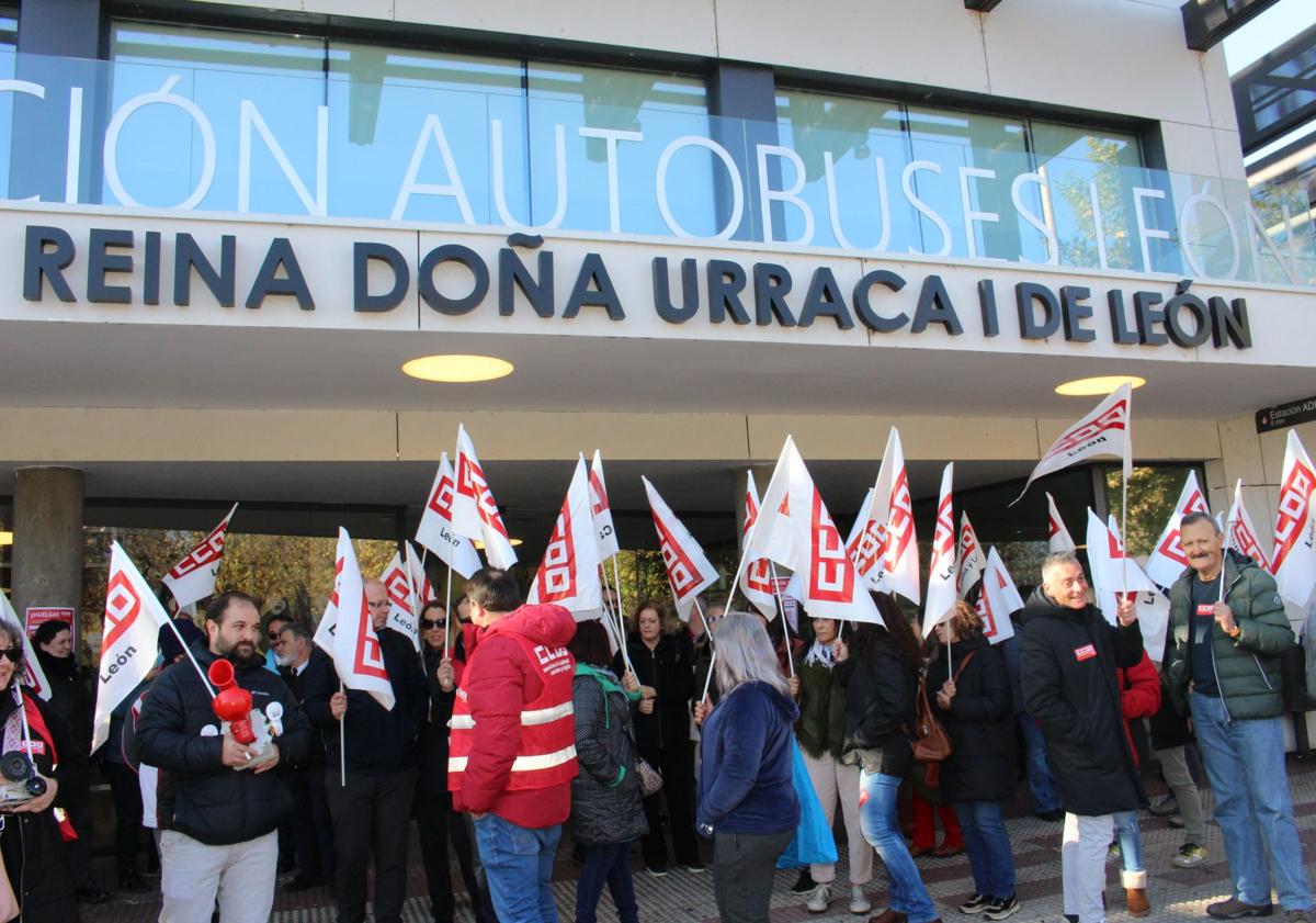 Imagen principal - Luis Villares, coordinador del sector de transportes en Castilla y León durante la huelga.