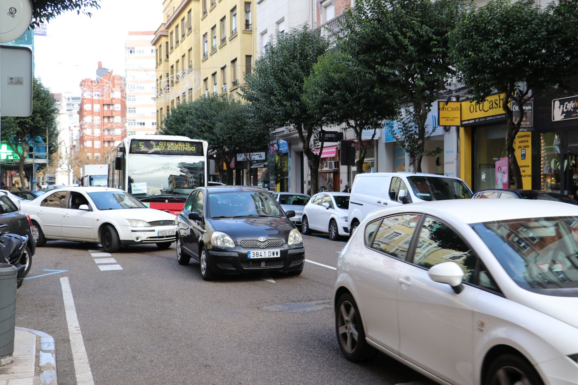 Atascos en el centro de León por el encendido de las luces navideñas