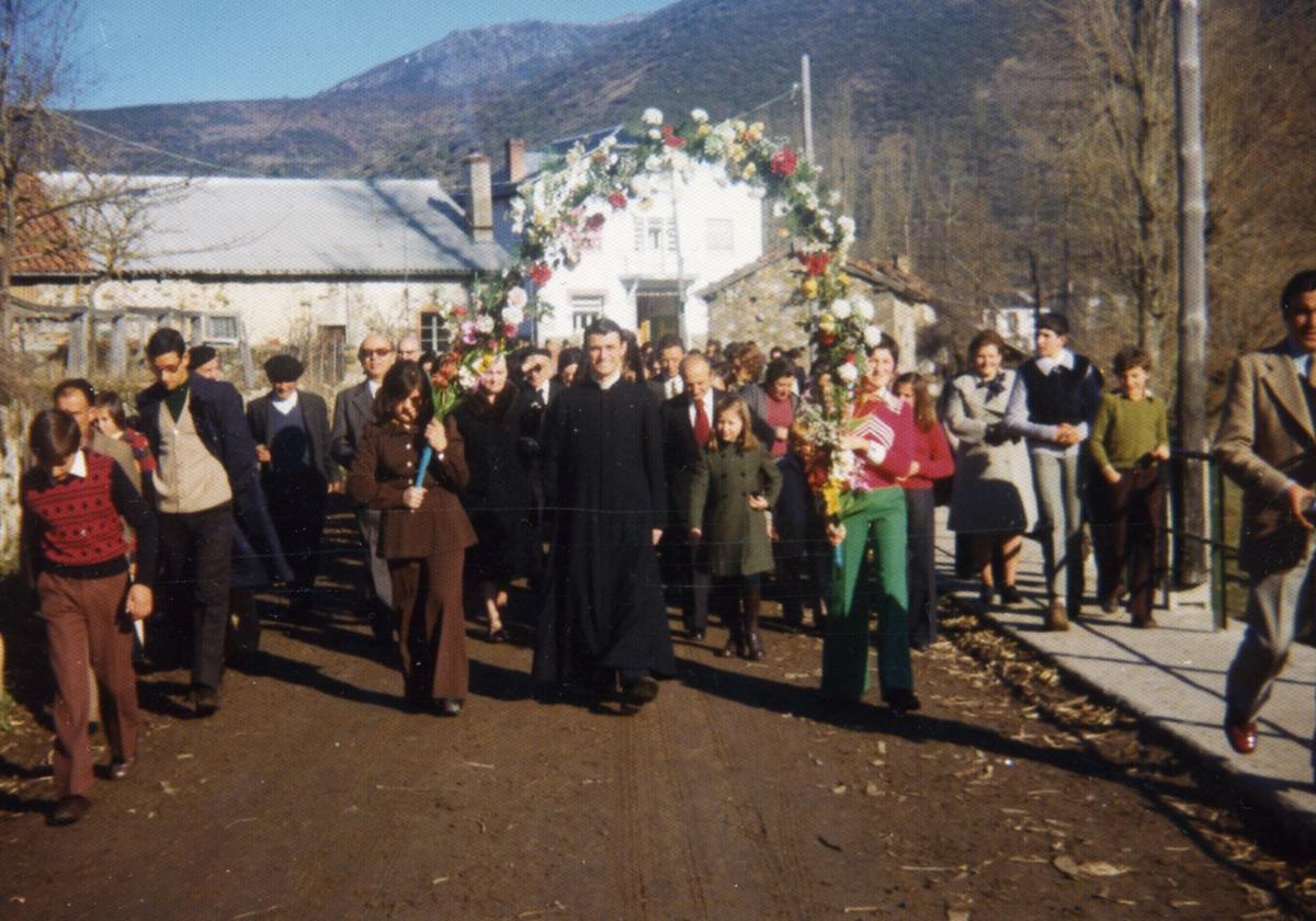 Imagen del sacerdote en un acto en el pueblo.