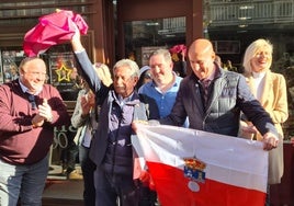 Revilla con una bandera de León.