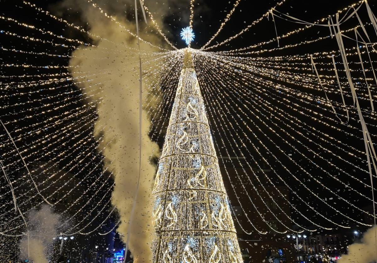 Encendido navideño en León.