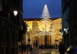 Árbol de Navidad en la Plaza San Isidoro