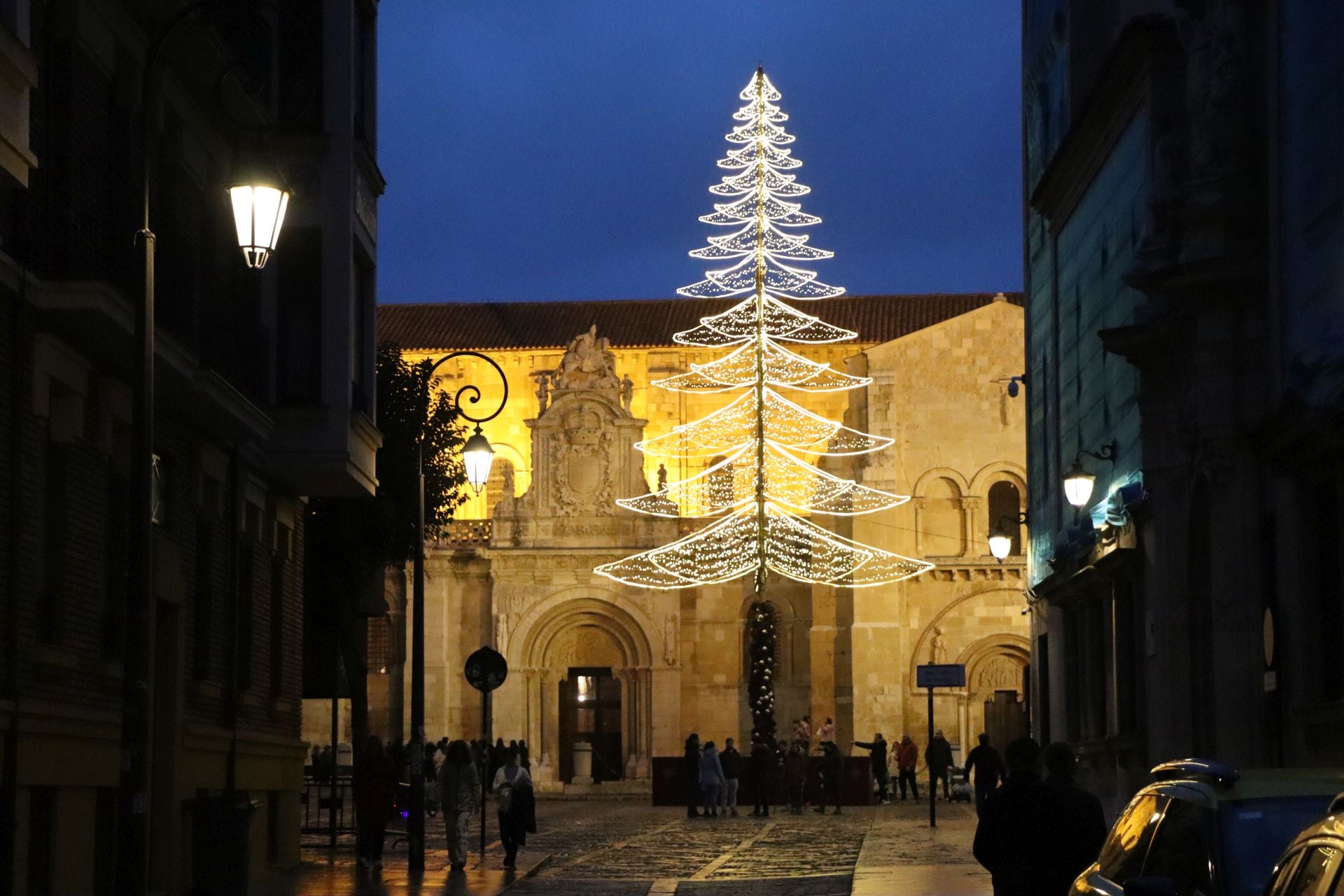 León ya brilla con sus luces de Navidad