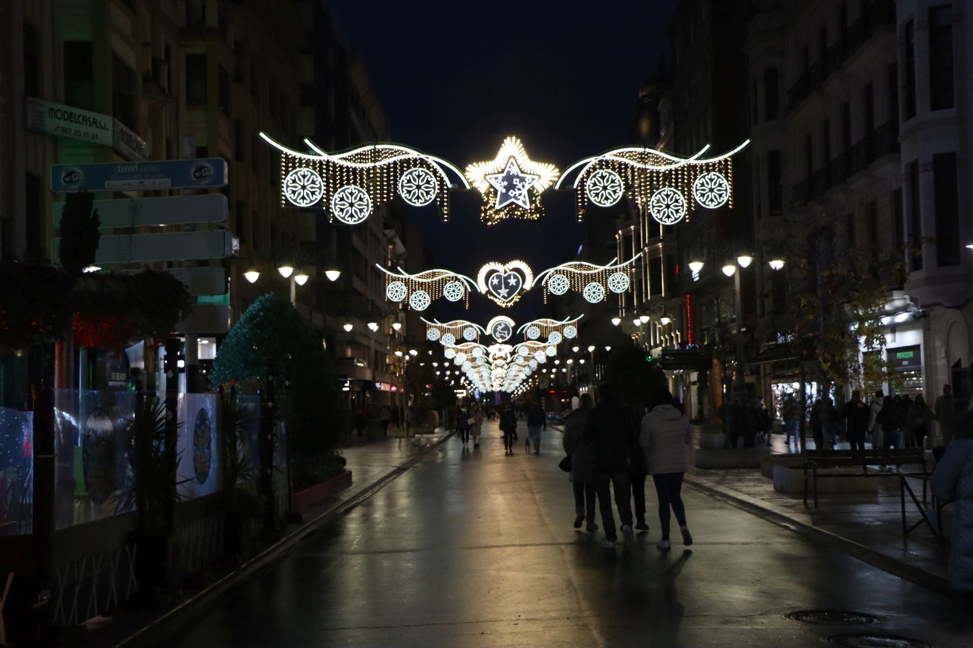 Luces de Navidad en la calle Ordoño II con distintos motivos navideños.