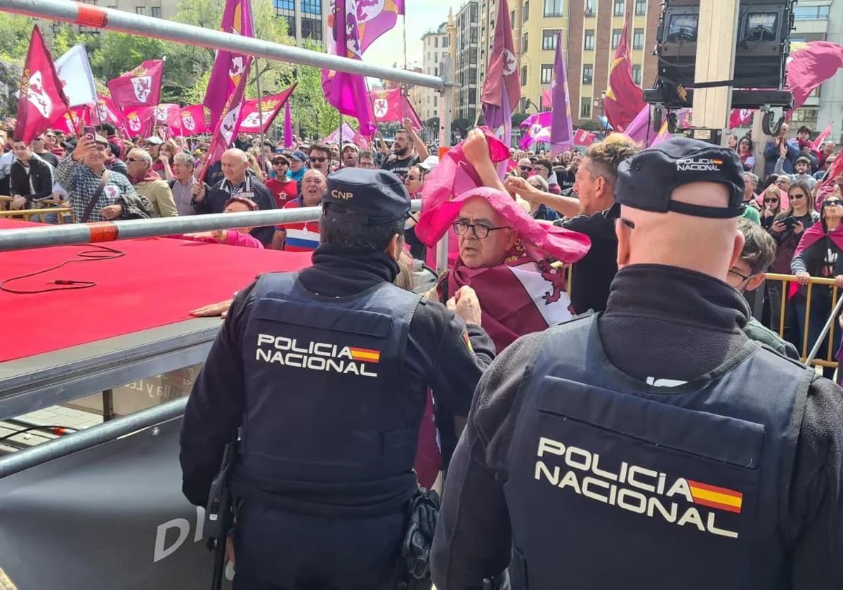 Protestas leonesistas obligaron a suspender los actos.