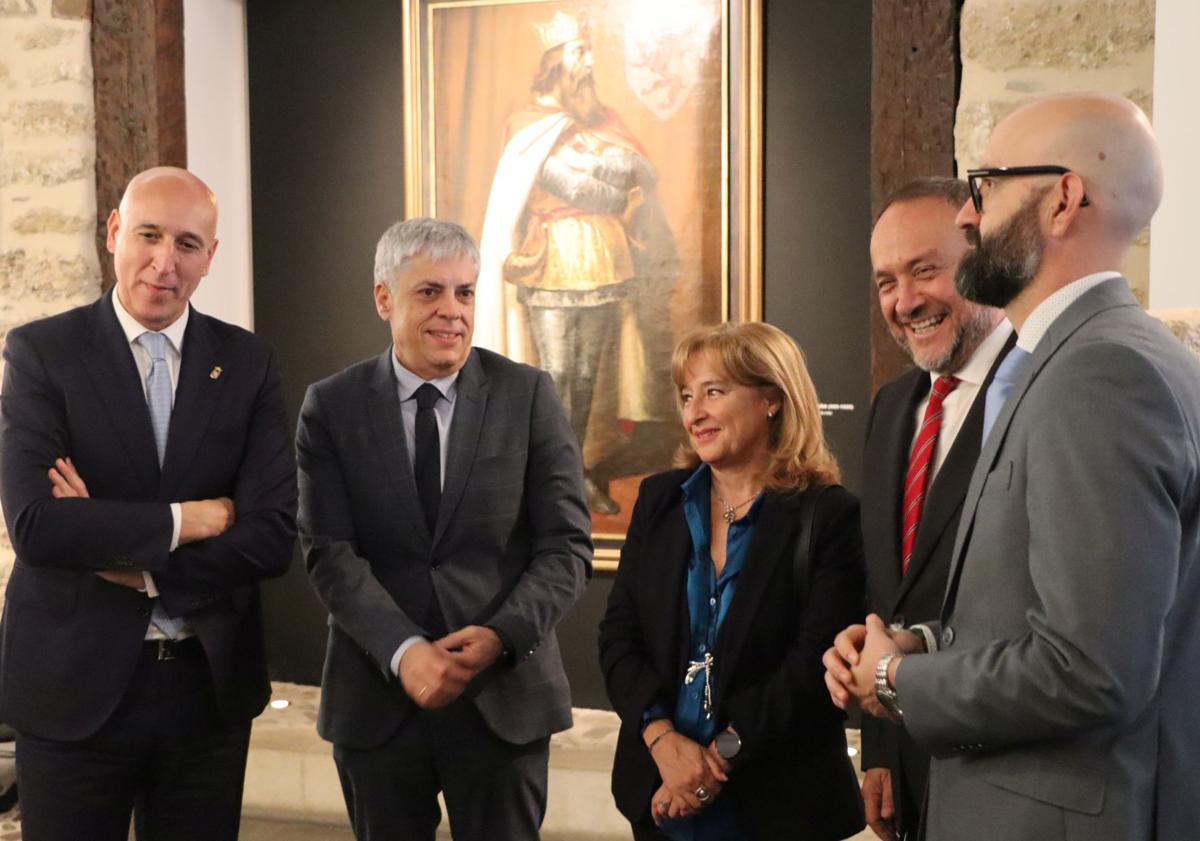Imagen principal - Acto institucional del Día de la Constitución presidido por el alcalde del Ayuntamiento de León, José Antonio Diez, el delegado del Gobierno en Castilla y León, Nicanor Sen, el presidente de la Diputación de León, Gerardo Álvarez Courel, y el delegado territorial de la Junta de Castilla y León, Eduardo Diego. 