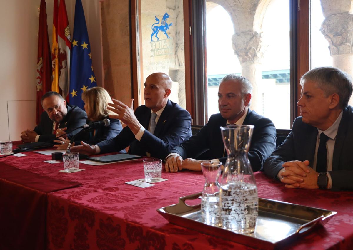 Imagen secundaria 1 - Acto institucional del Día de la Constitución presidido por el alcalde del Ayuntamiento de León, José Antonio Diez, el delegado del Gobierno en Castilla y León, Nicanor Sen, el presidente de la Diputación de León, Gerardo Álvarez Courel, y el delegado territorial de la Junta de Castilla y León, Eduardo Diego. 