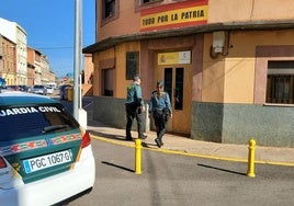 Dos guardis civiles entran en el comisaría de La Bañeza.