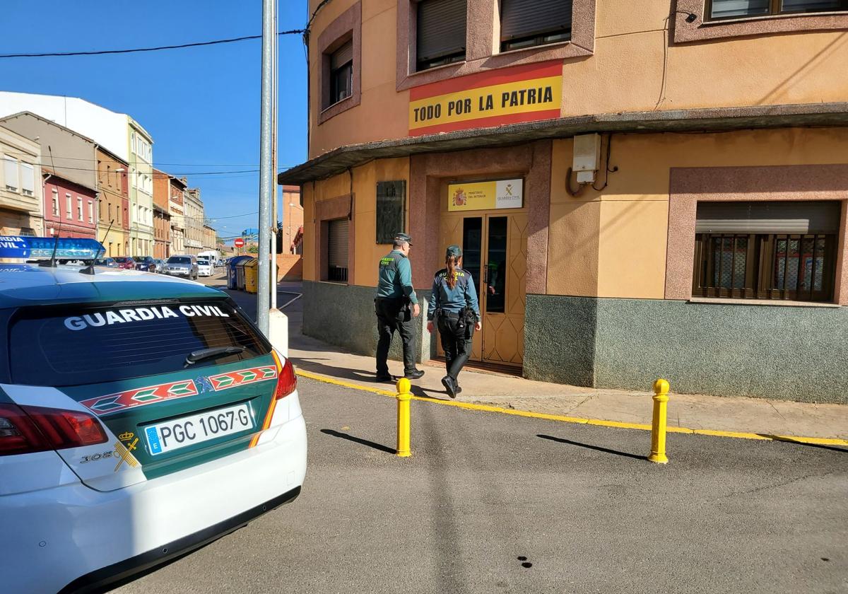 Dos guardis civiles entran en el comisaría de La Bañeza.