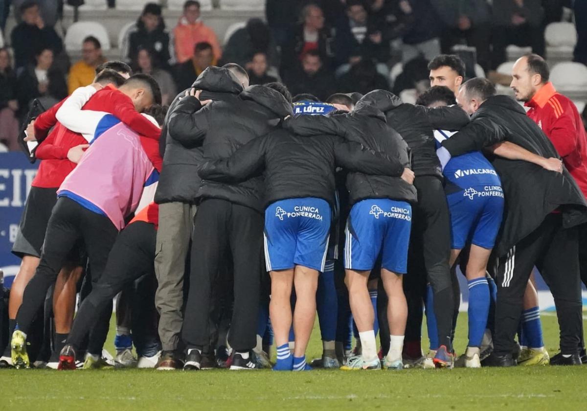 Los jugadores de la Ponferradina se conjuran durante la prórroga ante el Castellón.