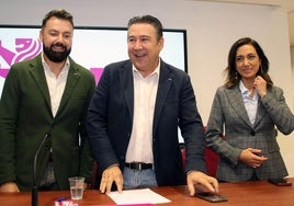 El portavoz de Unión del Pueblo Leonés en las Cortes de Castilla y León, Luis Mariano Santos (c), junto a la procuradora, Alicia Gallego, y al procurador berciano, José Ramón García.