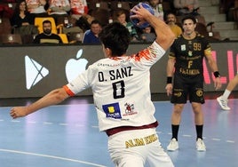 Darío Sanz lanza a portería en el partido ante Fraikin Granollers.