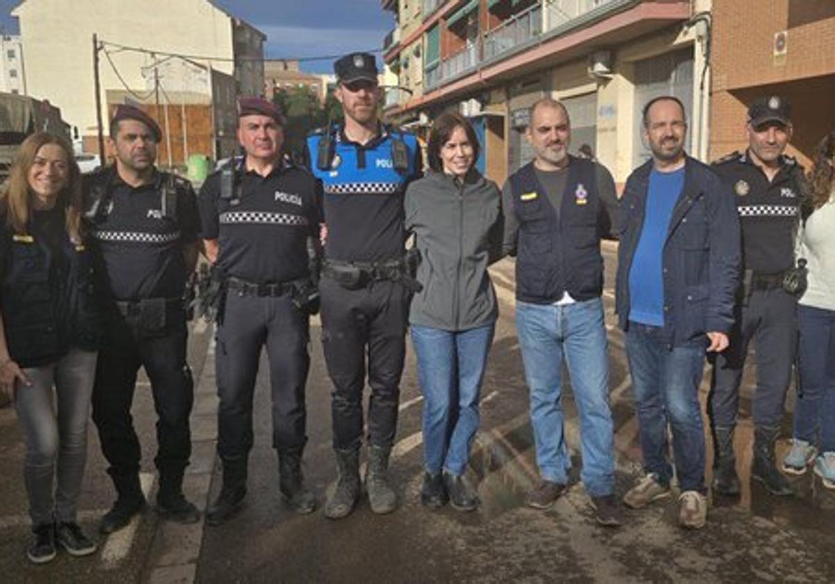 La ministra Diana Morant, con varios de los agentes de la Policía Local de León desplazados a Aldaia.