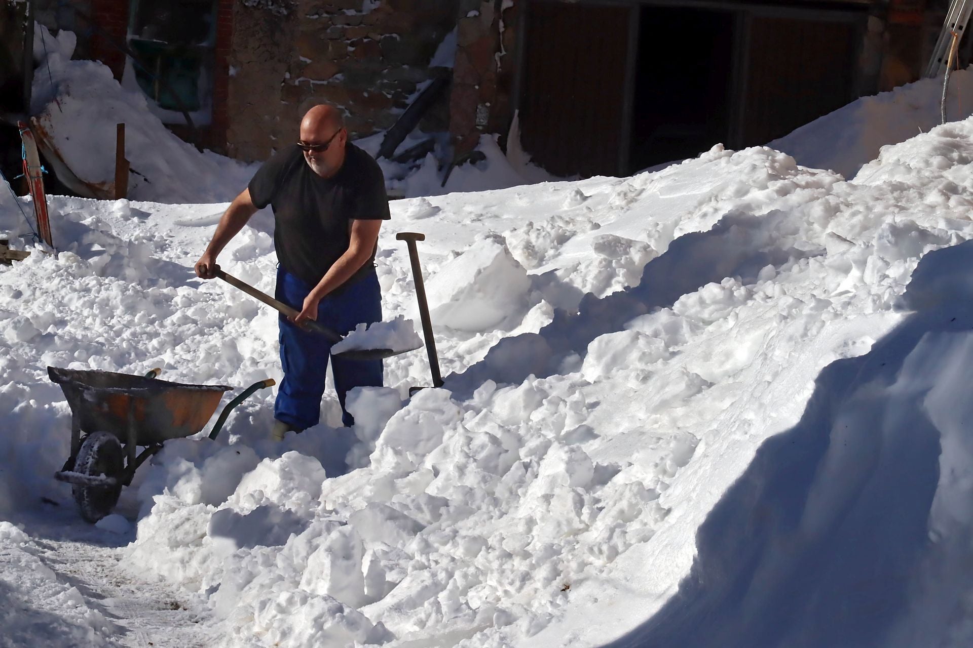 Un vecino espala nieve en Casares de Arbas.