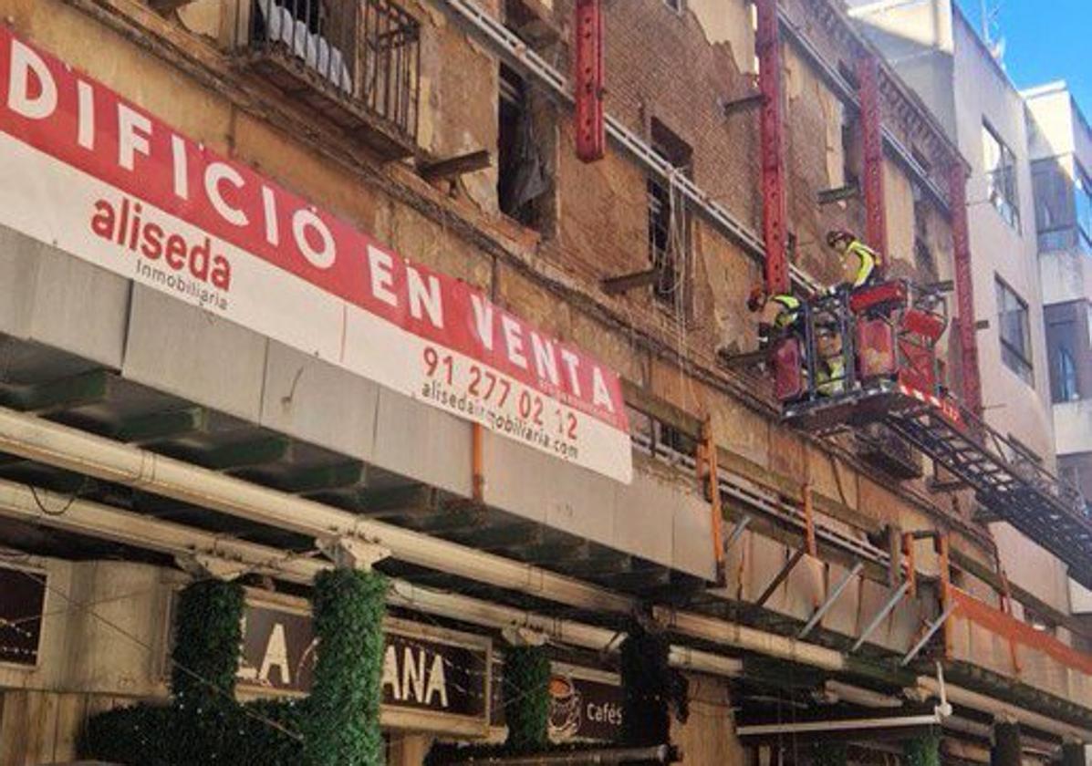 Intervención de Bomberos de León en la calle Guardia Civil de León.