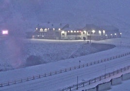 Imagen de la estación invernal de San Isidro ya cubierta de nieve.