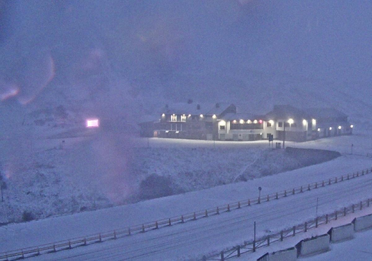 Imagen de la estación invernal de San Isidro ya cubierta de nieve.