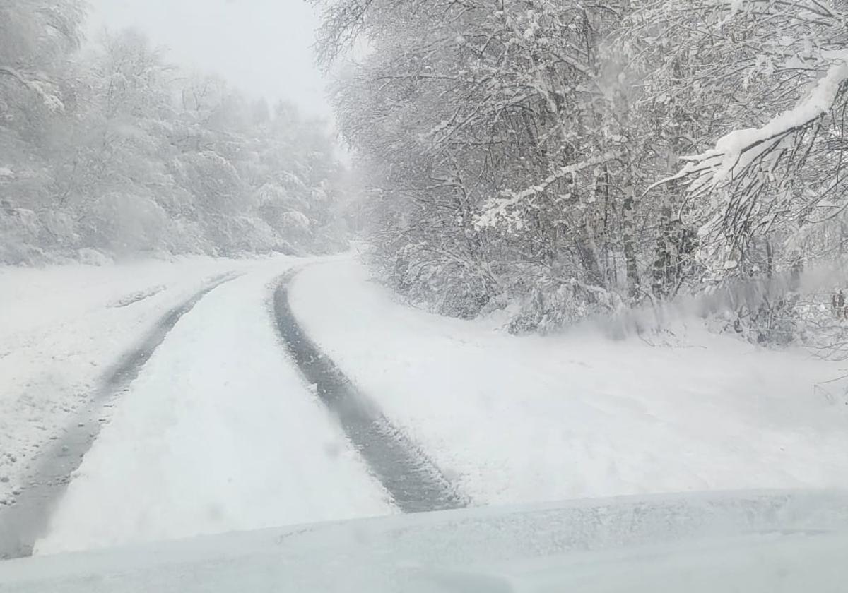 Estado de la carretera de acceso a Valdeprado.