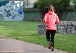 Imagen de archivo de una mujer haciendo deporte.