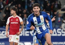 Álex Costa, jugador de la Deportiva, celebra un gol.