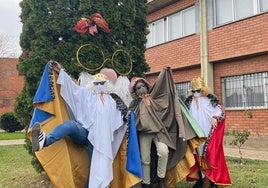 Los 'Fantareyes' en el hall del CEIP Martín Monreal de Veguellina de Órbigo.