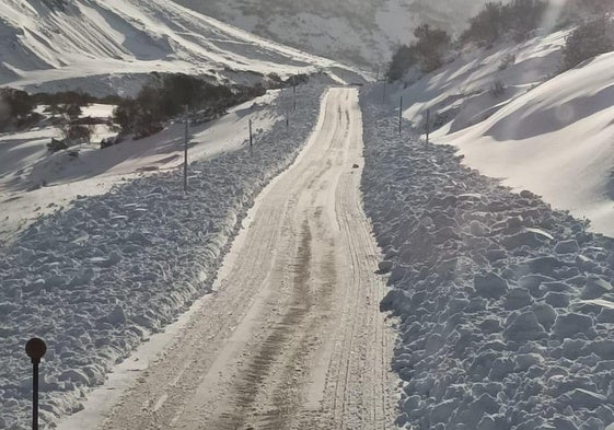 El puerto de Vegarada, totalmente nevado. En el vídeo, el puerto de Monteviejo.