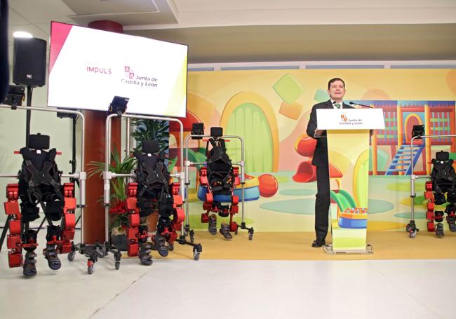 El presidente de la Junta participa en la presentación del 'Exoesqueleto Pediátrico, Atlas 2030' en León.