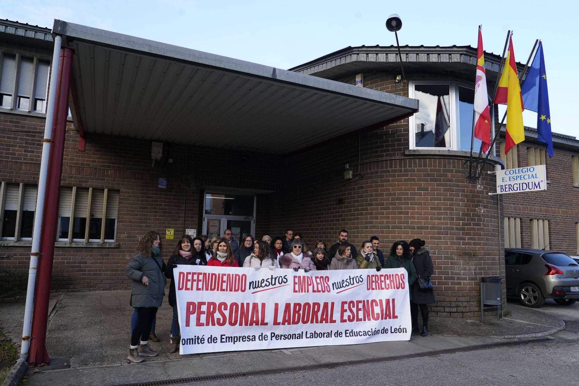 Concentración en el colegio de Educación Especial Bergidum de Ponferrada para denunciar la falta de cobertura de plazas.