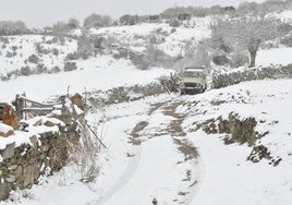 Furgoneta abriéndose paso entre la nieve en Villadepán (Riello)