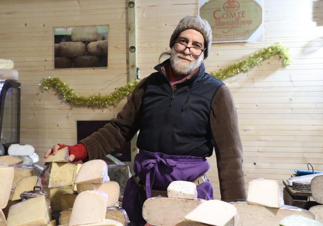El puesto de quesos de Jorge Juan en el mercadillo de Navidad de León.