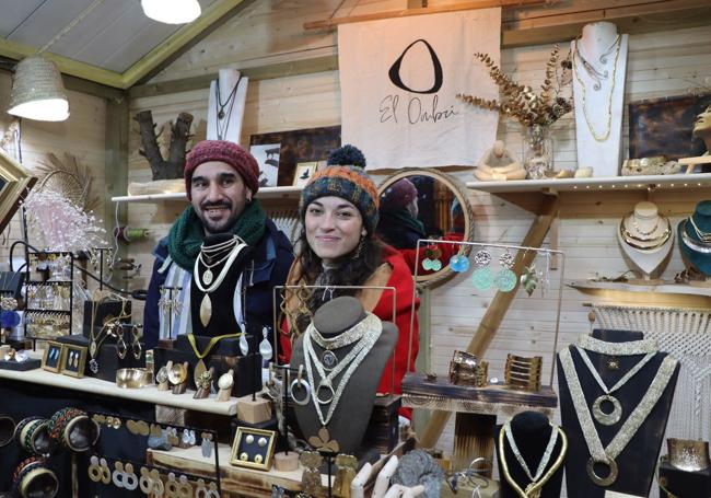 Puesto de Juan y Sol en el mercadillo de Navidad de León.
