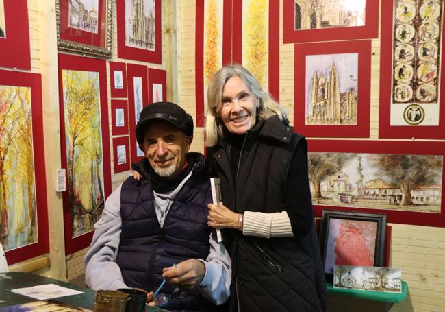 Puesto de la familia pintado en el mercadillo de Navidad de León.